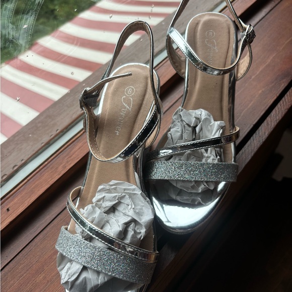 Gorgeous silver glitter wedge sandals - Picture 4 of 6